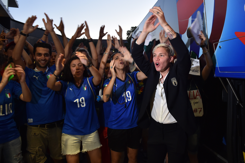 Elena Linari celebrate with supporters as the team are greeted by celebrating fans 