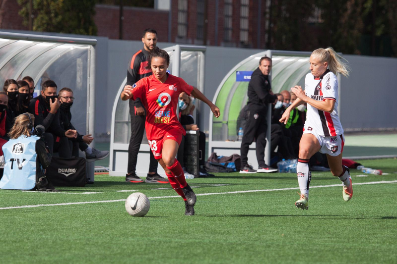 Sarah Boudaoud on her right wing