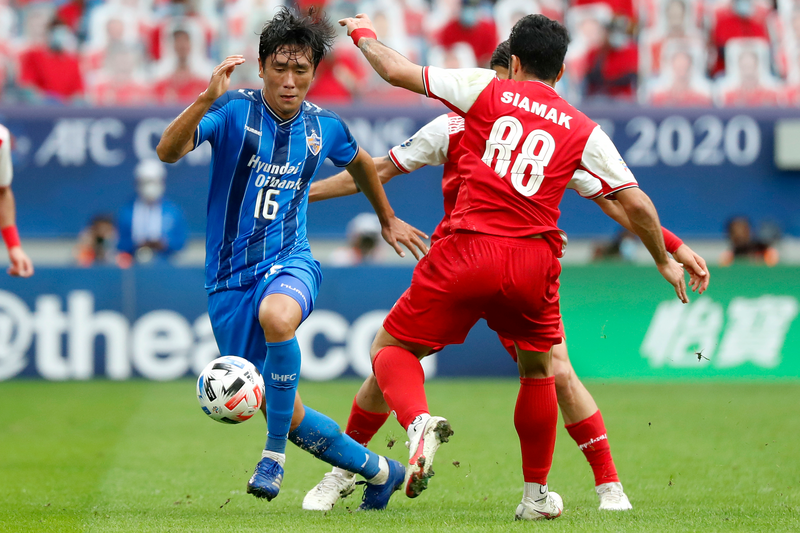 Siamak Nemati of Persepolis and Won Dujae of Ulsan Hyundai compete for the ball during the AFC Champions League final