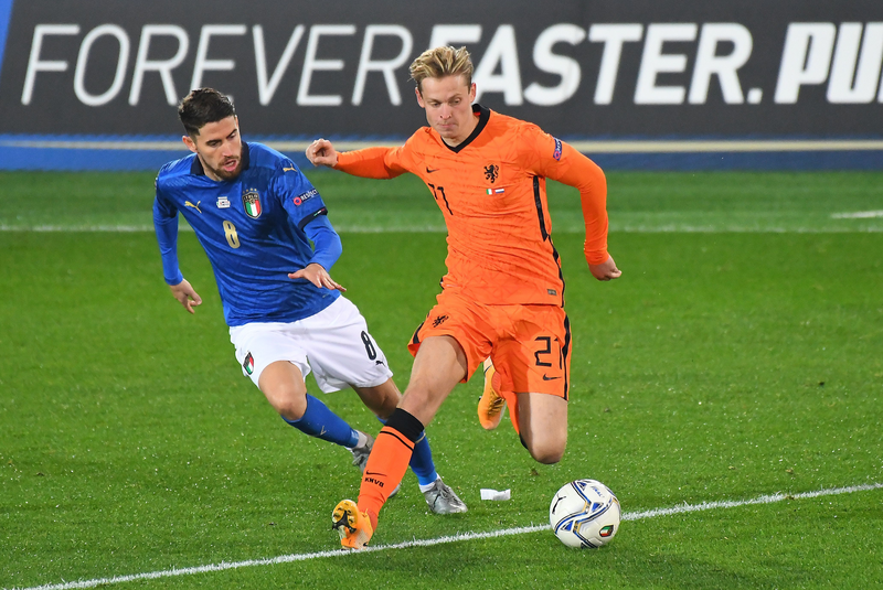 Jorginho of Italy competes for the ball with Frenkie De Jong of Netherlands during the UEFA Nations League group stage match between Italy and Netherlands at Stadio Atleti Azzurri d'Italia on October 14, 2020 in Bergamo, Italy. 