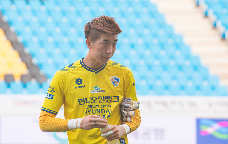 Jo Hyeonwoo of Ulsan Hyundai looks on