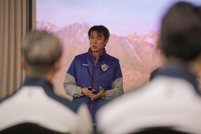 Ulsan Hyundai head coach Hong Myungbo speaks with his team