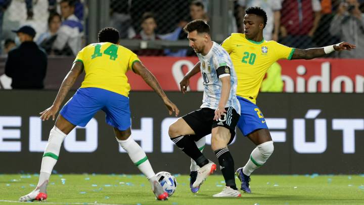 SAN JUAN, ARGENTINA - NOVEMBER 16: Lionel Messi of Argentina competes for the ball with Eder Militão (L) and Vinicius Junior (R) of Brazil during a match between Argentina and Brazil as part of FIFA World Cup Qatar 2022 Qualifiers at San Juan del Bicentenario Stadium on November 16, 2021 in San Juan, Argentina. (Photo by Daniel Jayo/Getty Images)