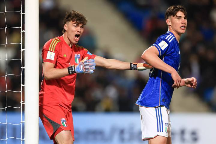 Goalkeeper Sebastiano Desplanches of Italy reacts with Cesare Casadei of Italy