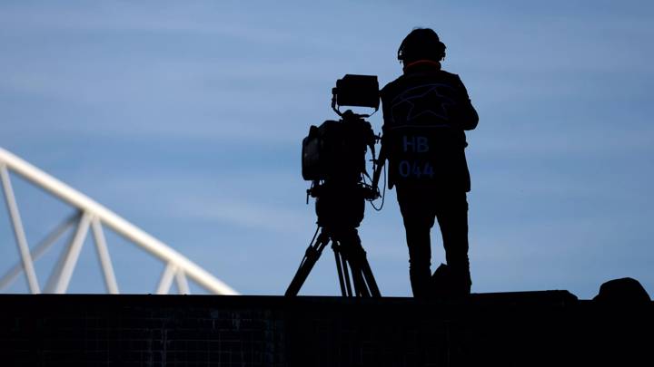 PORTO, PORTUGAL - MARCH 14: A TV camera operator is seen prior to the UEFA Champions League round of 16 leg two match between FC Porto and FC Internazionale at Estadio do Dragao on March 14, 2023 in Porto, Portugal. (Photo by Alex Pantling/Getty Images)