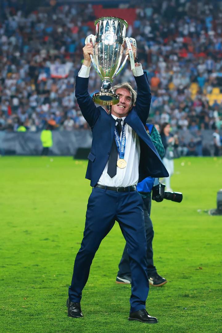 PACHUCA, MEXICO - JUNE 01: Head coach Guillermo Almada of Pachuca celebrates with the trophy after winning the 2024 Concacaf Champions Cup final match between Pachuca and Columbus Crew at Hidalgo Stadium on June 01, 2024 in Pachuca, Mexico. (Photo by Hector Vivas/Getty Images)