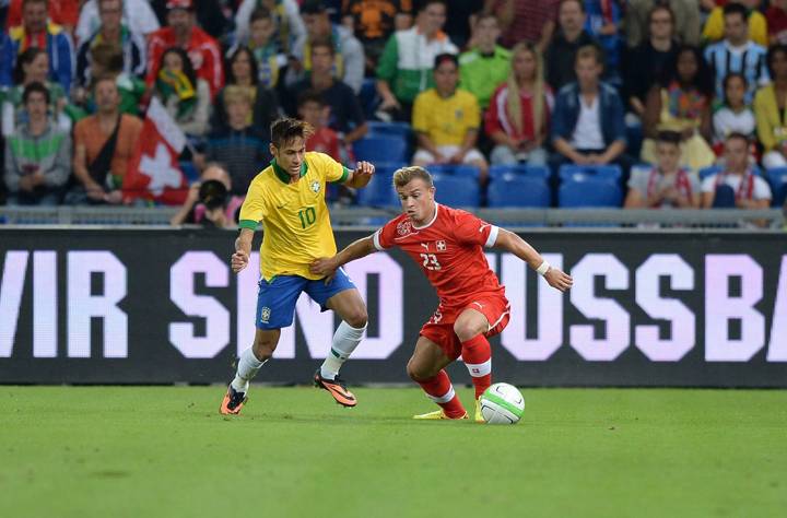 Neymar face à Xherdan Shaqiri en 2013 