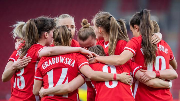 April 13, 2021, Lodz, Poland: Dominika Grabowska, Ewa Pajor, Natalia Padilla-Bidas of Poland celebrate a goal with teammates during the women s football friendly match between Poland and Sweden at Widzew Lodz Stadium. Lodz Poland - ZUMAs197 20210413_zaa_s197_294 Copyright: xMikolajxBarbanellx