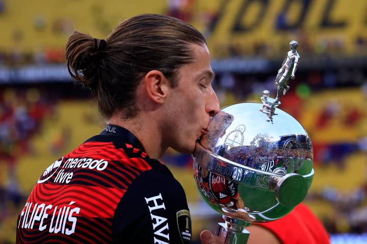  Filipe Luís of Flamengo kisses the trophy after winning the final of Copa CONMEBOL Libertadores 2022