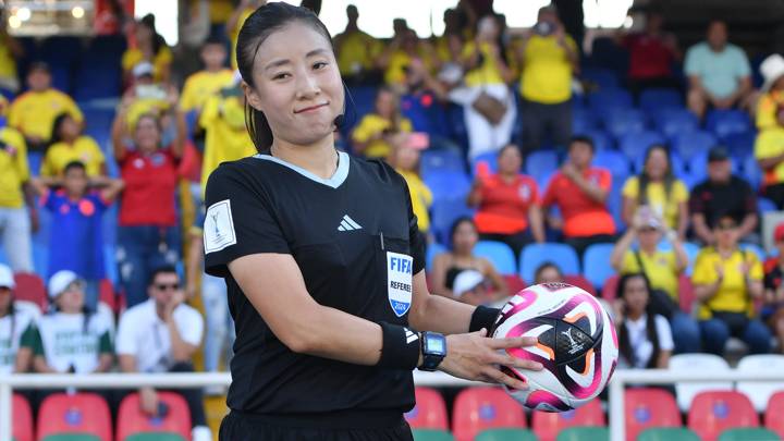 CALI, COLOMBIA - SEPTEMBER 11: Referee Oh-Hyeon Jeong grabs the match official ball prior to the FIFA U-20 Women's World Cup Colombia 2024 Round Of 16 match between Spain and Canada at Estadio Pascual Guerrero on September 11, 2024 in Cali, Colombia. (Photo by Gabriel Aponte - FIFA/FIFA via Getty Images)