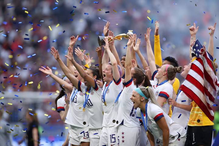 USA Women's national team_FIFA Women's World Cup 2019 trophy lift