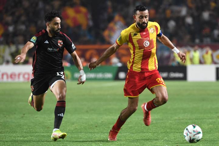 Al Ahly's Egyptian midfielder #13 Marwan Attia fights for the ball with Esperance's Tunisian midfielder #25 Ghaylen Chaalali 