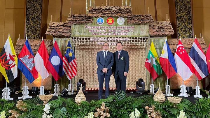 FIFA Regional Director Asia & Oceania Sanjeevan Balasingam and  Dr. Niwat Limsuknirun, Chair of SOMS-14