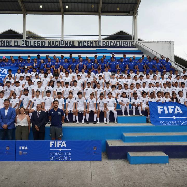 Group photo of the FIFA Football for School program launch festival in Guayaquil, Ecuador. Photo: Comunicaciones FEF