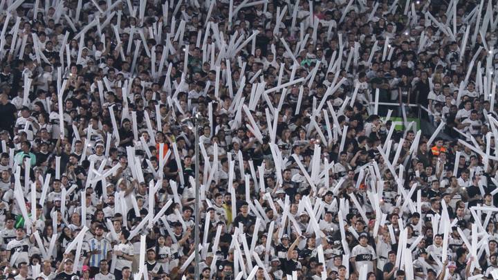 ASUNCION, PARAGUAY - AUGUST 10: Fans of Olimpia cheer prior to a Copa CONMEBOL Libertadores 2023 round of sixteen second leg match between Olimpia and Flamengo at Estadio Defensores del Chaco on August 10, 2023 in Asuncion, Paraguay. (Photo by Christian Alvarenga/Getty Images)