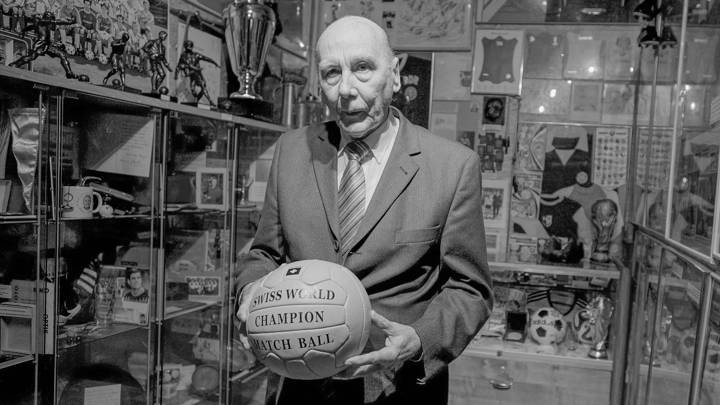 Horst Eckel visits together with his daughter Dagmar Bad Tabarz Here he is a guest in the unique exhibition in Germany Fussballzeitreise Horst Eckel 8 February 1932 in Vogelbach today Bruchmühlbach Miesau is a German former football player From 1952 to 1958 he completed under coach Sepp Herberger in the German national team 32 international matches and belonged to the DFB team at the 1954 World Cup