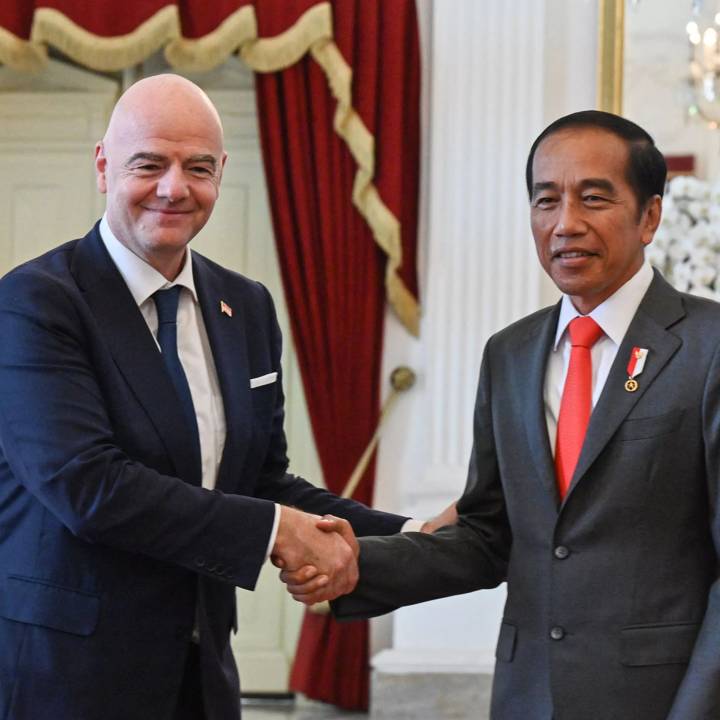 JAKARTA, INDONESIA - OCTOBER 18: FIFA President Gianni Infantino meets with Indonesia President Joko Widodo at the presidential palace on October 18, 2022, in in Jakarta Indonesia. (Photo by ADEK BERRY/AFP via Getty Images)