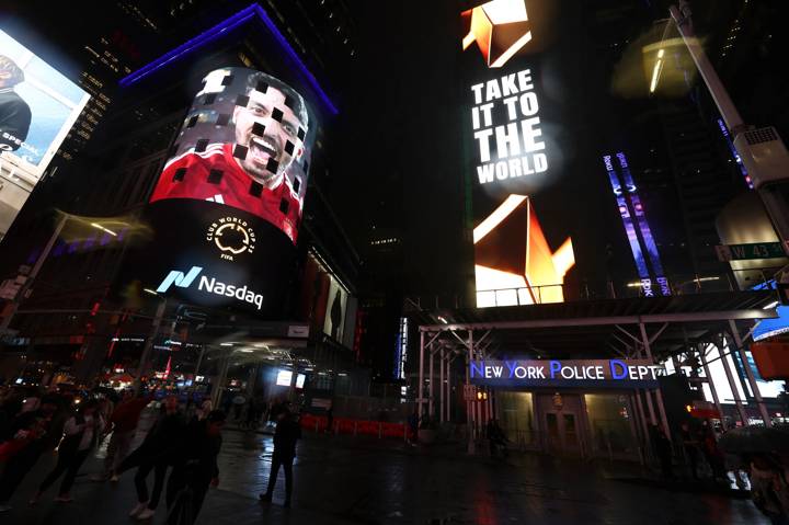 NEW YORK, UNITED STATES - SEPTEMBER 28: Times Square screens showcase the FIFA Club World Cup (FCWC25) on September 28, 2024 in New York, United States. (Photo by Ira Black - FIFA/FIFA via Getty Images)