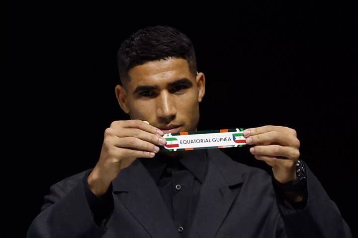 Achraf Hakimi shows the paper slip of Equatorial Guinea