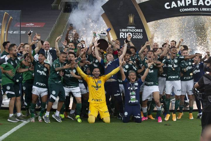 Weverton and Palmeiras celebrate winning the Copa Libertadores 2020