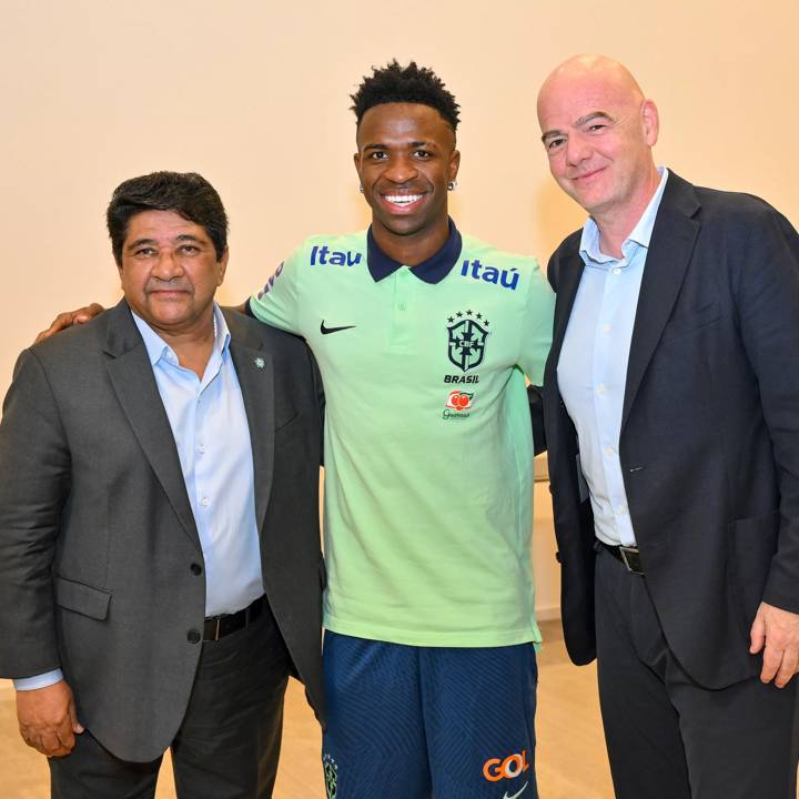 BARCELONA, SPAIN - JUNE 15: FIFA President Gianni Infantino with President of the Brazilian Football Confederation Ednaldo Rodrigues (L) and Vinícius Júnior (C) during a meeting with the Brazil National Team on June 15, 2023 in Barcelona, Spain. (Photo by Harold Cunningham/FIFA)