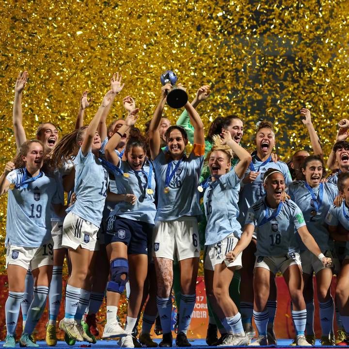 NAVI MUMBAI, INDIA - OCTOBER 30: Marina Artero of Spain lifts the trophy following winning the FIFA U-17 Women's World Cup 2022 Final match between Colombia and Spain at DY Patil Stadium on October 30, 2022 in Navi Mumbai, India. (Photo by Matthew Lewis - FIFA/FIFA via Getty Images)