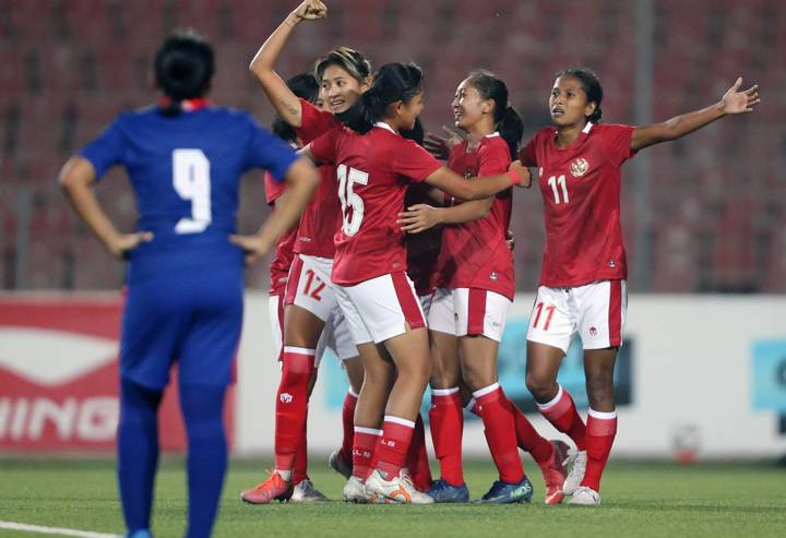 Octavianti Dwi of Indonesia (2nd right) celebrates with team mates after scoring Singapore