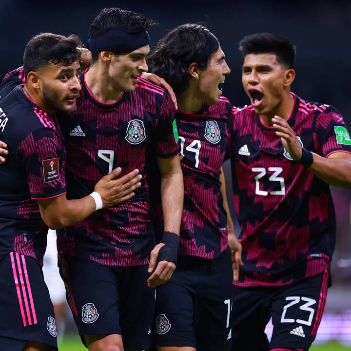 MEXICO CITY, MEXICO - MARCH 30: Raúl Jiménez of Mexico celebrates with teammates after scoring his team's second goal during the match between Mexico and El Salvador as part of the Concacaf 2022 FIFA World Cup Qualifiers at Azteca Stadium on March 30, 2022 in Mexico City, Mexico. (Photo by Hector Vivas/Getty Images)