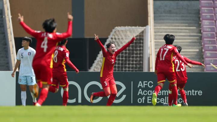 NAVI MUMBAI, INDIA - FEBRUARY 06: Chuong Thi Kieu (C) of Vietnam celebrates scoring her side's first goal with her team mates during the AFC Women's Asian Cup 5th place play-off Game three between Vietnam and Chinese Taipei at DY Patil Stadium on February 6, 2022 in Navi Mumbai, India. (Photo by Thananuwat Srirasant/Getty Images)