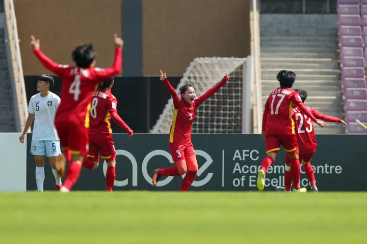 NAVI MUMBAI, INDIA - FEBRUARY 06: Chuong Thi Kieu (C) of Vietnam celebrates scoring her side's first goal with her team mates during the AFC Women's Asian Cup 5th place play-off Game three between Vietnam and Chinese Taipei at DY Patil Stadium on February 6, 2022 in Navi Mumbai, India. (Photo by Thananuwat Srirasant/Getty Images)