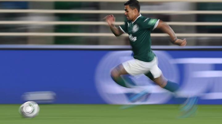 ABU DHABI, UNITED ARAB EMIRATES - FEBRUARY 08: Dudu of Palmeiras runs with the ball during the FIFA Club World Cup UAE 2021 Semi Final match between Palmeiras and Al Ahly at Al Nahyan Stadium on February 08, 2022 in Abu Dhabi, United Arab Emirates. (Photo by Michael Regan - FIFA/FIFA via Getty Images)