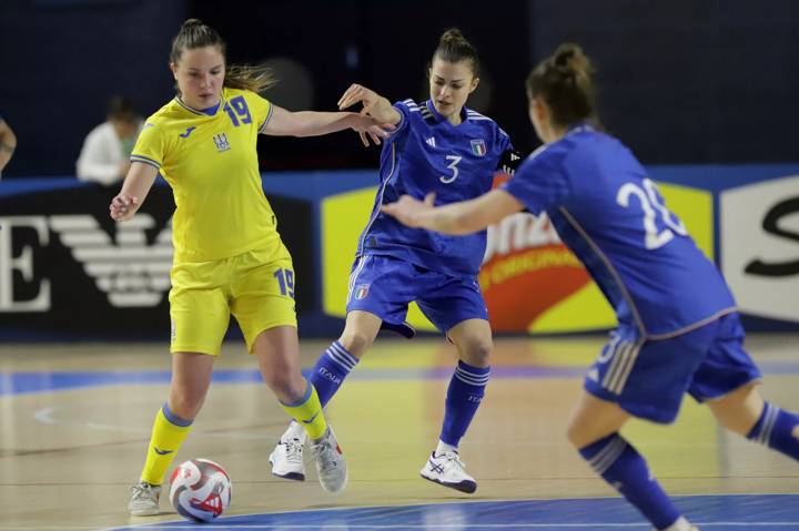 Ludovica Coppari of Italy and Kseniia Burlachenko of Ukraine during the Women Futsal Friendly match between Italy and Ukraine 