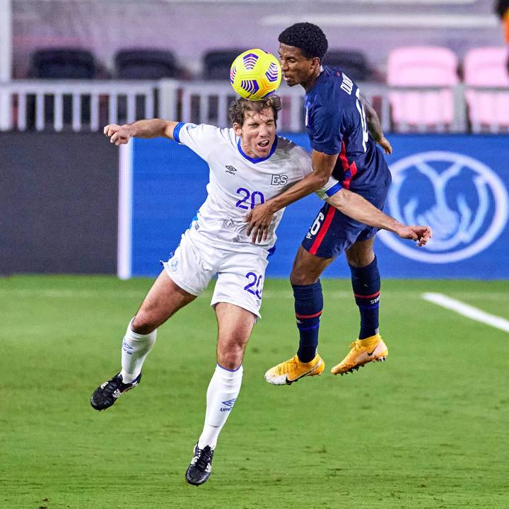 FORT LAUDERDALE, FL - DECEMBER 09: United States defender Kyle Duncan (16) battles with El Salvador midfielder Pablo Punyed (20) for a header in action during an International Friendly, Länderspiel, Nationalmannschaft match between the United States and El Salvador on December 09, 2020 at Inter Milan CF Stadium,, in Fort Lauderdale, FL. (Photo by Robin Alam/Icon Sportswire)