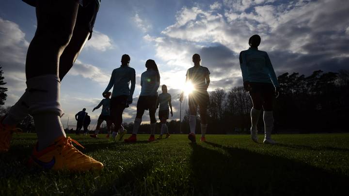 France's women's team players take part in a training session in Clairefontaine en Yvelines, southwest of Paris, on April 6 , 2015, ahead of the friendly football match against Canada to be held on April 9. AFP PHOTO / FRANCK FIFE (Photo by Franck FIFE / AFP) (Photo credit should read FRANCK FIFE/AFP via Getty Images)