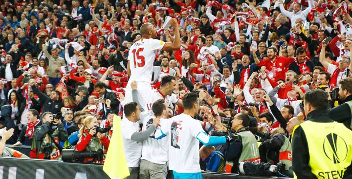 Steven Nzonzi fête une victoire avec les supporters de Séville