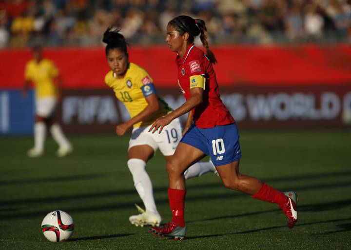  Shirley Cruz of Costa Rica takes on Maurine of Brazil 