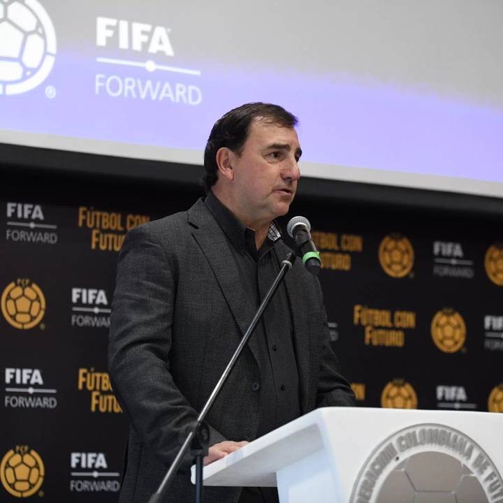 Nestor Lorenzo, Colombian national team coach, speaks during the first “Fútbol con Futuro” seminar in Bogota, Colombia, on February 28. Photo: courtesy of FCF