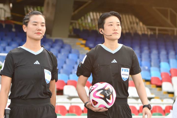  Refeee Fangyu Dong with assistant referee