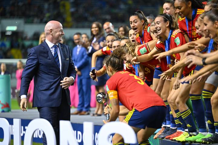 FIFA President Gianni Infantino with Spain Captain Ana Tejada as she lifts the FIFA U-20 Women's World Cup trophy 