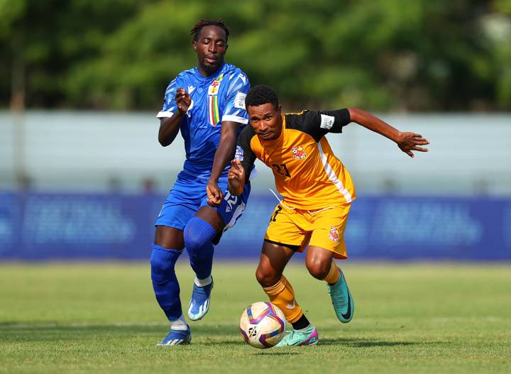 Troy Dobbin of Papua New Guinea is challenged by Isaac Solet of Central African Republic 