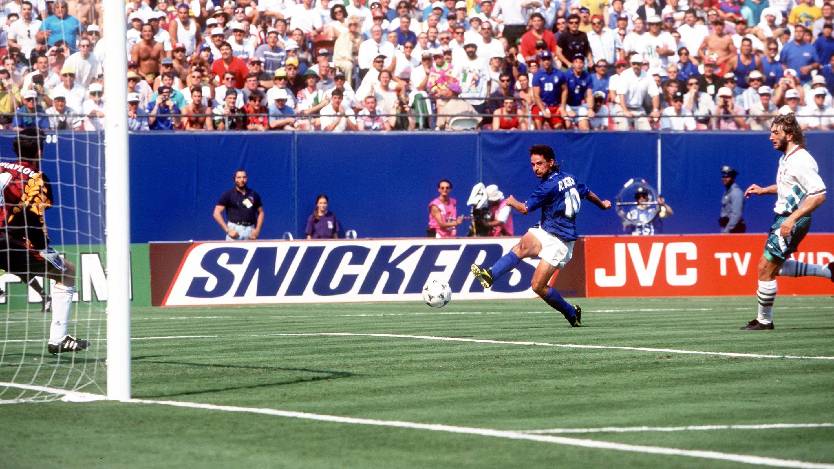 Italy Home 1994 - Roberto Baggio #10 – Across Goal