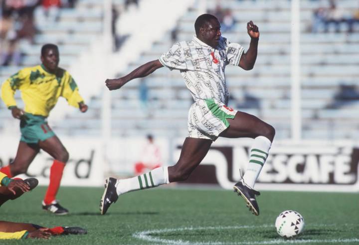 APR 1994: RASHEED YEKINI OF NIGERIA IN ACTION DURING THE 1994 AFRICAN NATIONS CUP IN TUNISIA. Mandatory Credit: SHAUN BOTTERILL/ALLSPORT