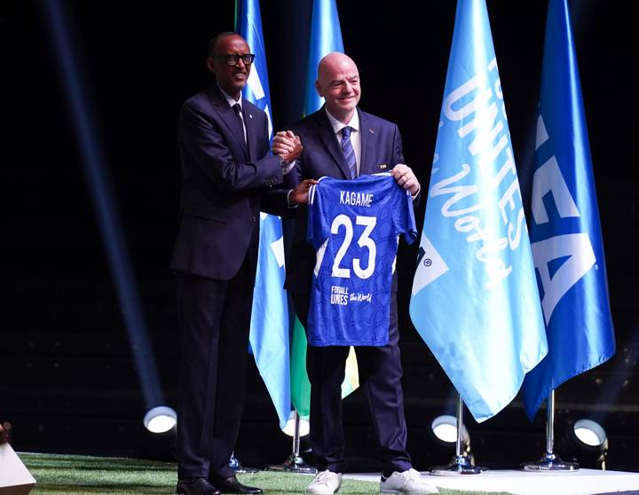 FIFA President Gianni Infantino (R) and His Excellency Paul Kagame, President of the Republic of Rwanda (L) exchange gifts during the 73rd FIFA Congress