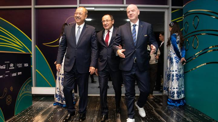 TASHKENT, UZBEKISTAN - OCTOBER 06: FIFA President Gianni Infantino arrives alongside Prime Minister of Uzbekistan Abdulla Aripov (L) and Minister of Sports of the Republic of Uzbekistan Adkham Ikramov prior to the FIFA Futsal World Cup Uzbekistan 2024 Final between Brazil and Argentina at Humo Arena on October 06, 2024 in Tashkent, Uzbekistan. (Photo by Talgat Gimrano/FIFA)