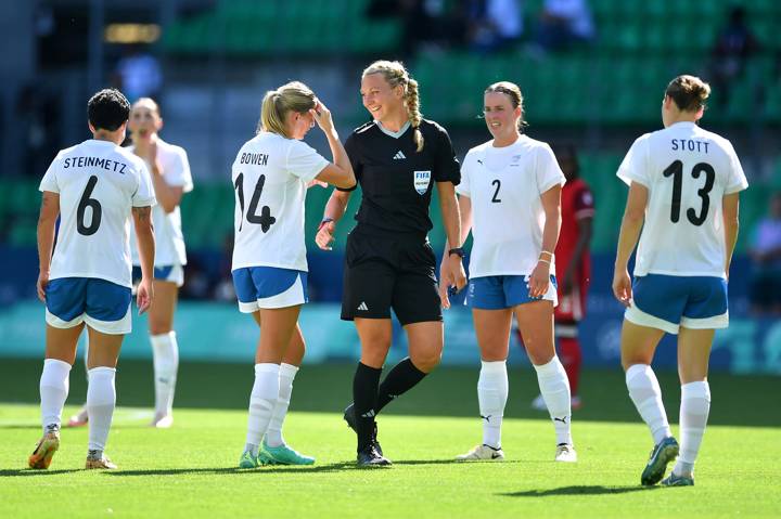 Referee Tess Olofsson