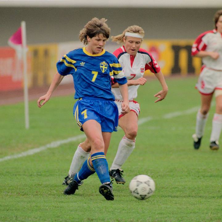 Pia Sundhage (#7) of Sweden makes a run with the ball as Tone Haugen of Norway closes in during play in the 1991 FIFA Women's World Cup semi final match between Sweden and Norway at the Ying Dong Stadium in Panyu, China on 27th November 1991. Norway would go on to win the match 4-1. (Photo by Bob Thomas via Getty Images)