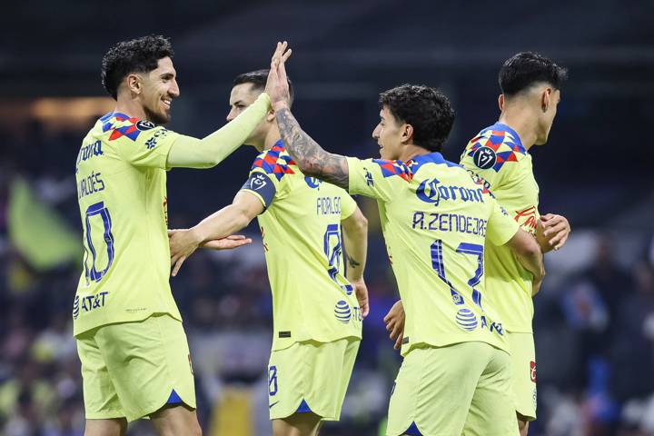 Alejandro Zendejas (C) of America celebrates 