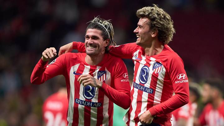 MADRID, SPAIN - APRIL 10: Rodrigo de Paul and Antoine Griezmann of Atletico de Madrid celebrate following the team's victory in the UEFA Champions League quarter-final first leg match between Atletico Madrid and Borussia Dortmund at Civitas Metropolitano Stadium on April 10, 2024 in Madrid, Spain. (Photo by Angel Martinez/Getty Images)