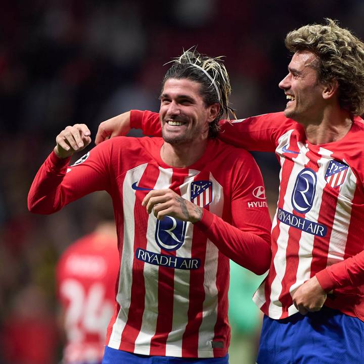 MADRID, SPAIN - APRIL 10: Rodrigo de Paul and Antoine Griezmann of Atletico de Madrid celebrate following the team's victory in the UEFA Champions League quarter-final first leg match between Atletico Madrid and Borussia Dortmund at Civitas Metropolitano Stadium on April 10, 2024 in Madrid, Spain. (Photo by Angel Martinez/Getty Images)