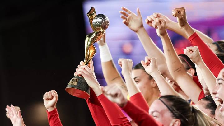 SYDNEY, AUSTRALIA - AUGUST 20: Spain players celebrate with the FIFA Women's World Cup Trophy following victory in the FIFA Women's World Cup Australia & New Zealand 2023 Final match between Spain and England at Stadium Australia on August 20, 2023 in Sydney / Gadigal, Australia. (Photo by Maja Hitij - FIFA/FIFA via Getty Images)